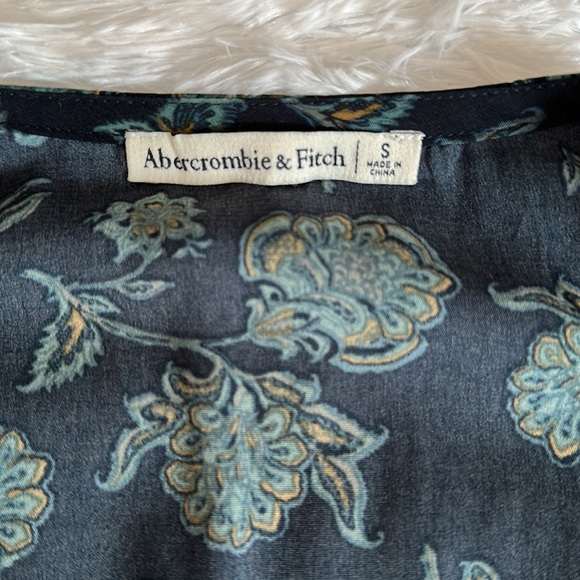 Abercrombie & Fitch Wrap Blouse- Blue Floral Long Sleeve Size Small - Picture 5 of 11